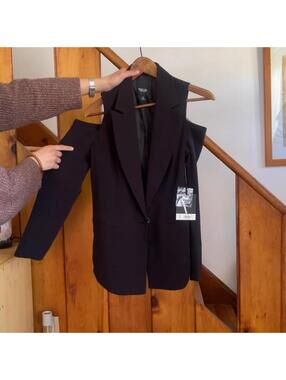 Black blazer with cold shoulders. simply vera verawang Size XS